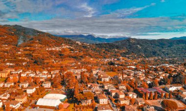 Berrak gökyüzü ve manzaralı Barga, Garfagnana 'nın çarpıcı hava manzarası.