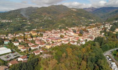 Barga, Garfagnana 'nın hava manzarası güneşli bir günde İtalyan köyünü gösteriyor..