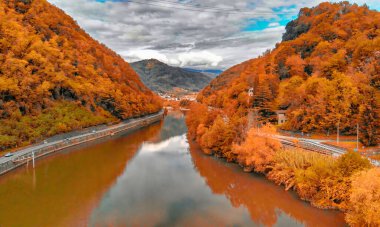 Tarihi bir mimari harikası olan Toskana 'daki Devils Köprüsü' nün çarpıcı görüntüsü.