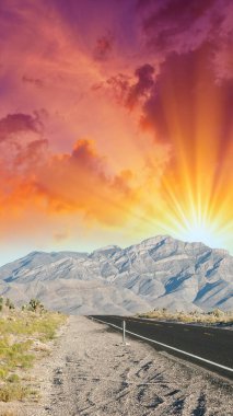 Gün batımında dağları olan çöl yolu..