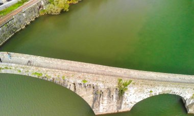 İtalya, Toskana 'daki ikonik Devils Köprüsü' nün havadan görünüşü, manzaralı güzelliklerle çevrili.