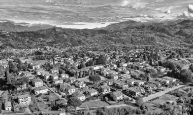 Garfagnana vadisinde yuva yapmış, güneş ışığıyla yıkanmış Barga 'nın siyah beyaz hava manzarası..