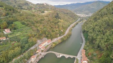 Tarihi bir mimari harikası olan Toskana 'daki Devils Köprüsü' nün çarpıcı görüntüsü.