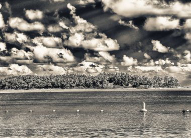 Mavi gökyüzünün altındaki güzel Mauritius adası