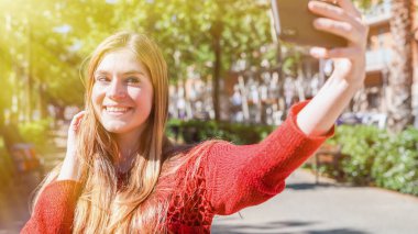 Genç kız selfie cep telefonu ile açık yapma
