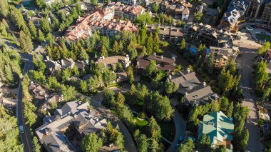 Vail, Colorado'daki binalar. Güzel bir yaz sabahı havadan görünümü
