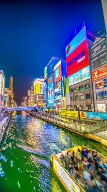Osaka, Japonya - 28 Mayıs 2016: Dotonbori 'deki renkli aydınlık binalar.