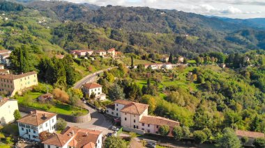 Berrak gökyüzü ve manzaralı Barga, Garfagnana 'nın çarpıcı hava manzarası.