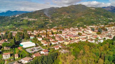 Barga, Garfagnana 'nın hava manzarası güneşli bir günde İtalyan köyünü gösteriyor..