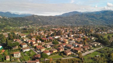Berrak gökyüzü ve manzaralı Barga, Garfagnana 'nın çarpıcı hava manzarası.