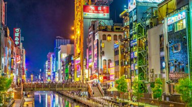 Osaka, Japonya - 28 Mayıs 2016: Dotonbori 'deki renkli aydınlık binalar.