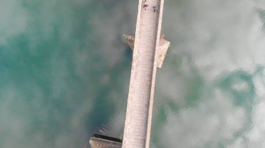 Tarihi bir mimari harikası olan Toskana 'daki Devils Köprüsü' nün çarpıcı görüntüsü.