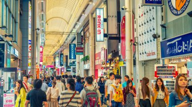 Osaka, Japonya - 28 Mayıs 2016: Dotonbori 'deki renkli aydınlık binalar.