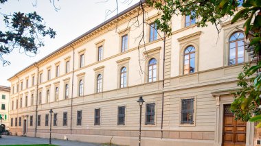 İtalya 'nın Pisa kentindeki zarif dış görünüşüyle tarihi Palazzo della Sapienza.