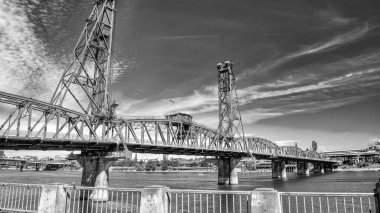 Portland, Oregon. Güneşli bir günde şehir binaları.