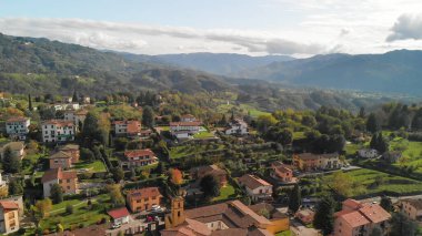 Barga 'nın güzel hava manzarası, Garfagnana vadisinde yuva yapmış, güneş ışığıyla yıkanmış..