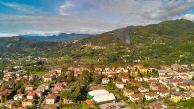 Barga, Garfagnana 'nın hava manzarası güneşli bir günde İtalyan köyünü gösteriyor..