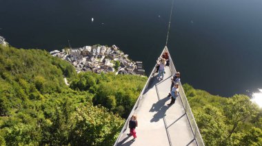Hallstatt, Avusturya - 2 Eylül 2021: Turistler şehrin ve dağ platformundan göl manzarasının keyfini çıkarıyorlar.