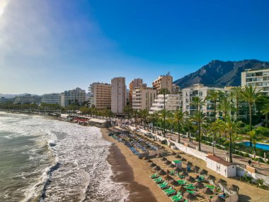 Marbella 'nın panoramik hava görüntüleri gösterişli plajlar, tatil beldeleri ve dağlık zemin.