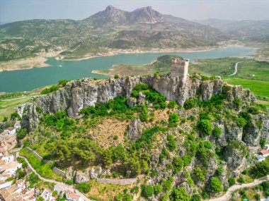 Zahara de la Sierra 'nın ortaçağ kalesi ve turkuaz gölüyle panoramik görüntüsü..