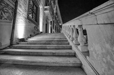 Pisa 'nın Şövalye Meydanı' ndaki Palazzo della Carovana 'yı aydınlattım..