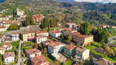 Barga 'nın güzel hava manzarası, Garfagnana vadisinde yuva yapmış, güneş ışığıyla yıkanmış..
