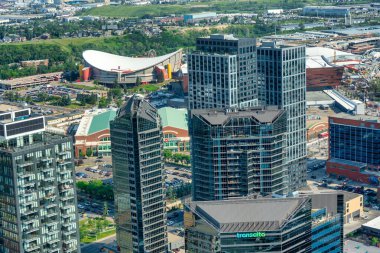 Calgary, Alberta - 10 Temmuz 2024: Calgary şehir merkezinin havadan görünüşü.