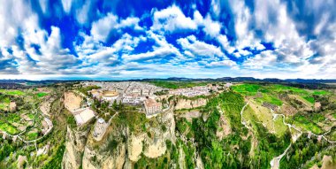 İspanya, Ronda 'nın panoramik hava görüntüleri, tarihi mimarisini ve dramatik uçurumlarını gözler önüne seriyor..