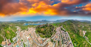 Setenil de las Bodegas 'ın panoramik görüntülerinde eşsiz mağara evleri ve dar sokaklar sergileniyor..