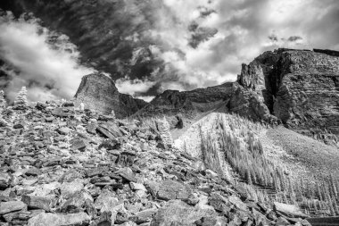 Moraine Gölü kızılötesi görüntülerinde eşsiz tonlar ve nefes kesici dağ yansımaları sergiliyor..