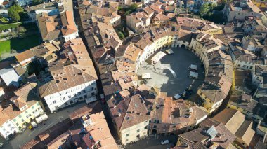 Lucca, Toskana 'daki Anfiteatro Meydanı' nın havadan görünüşü - İtalya.