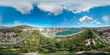 Limanı ve şehir silüetiyle İspanya, Malaga 'nın nefes kesici hava manzarası. Panorama 360 derece