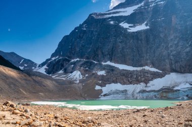 Sahne Edith Cavell Gölü, Jasper Ulusal Parkı, Alberta, Kanada.