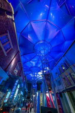 Singapur - 13 Eylül 2023: Clarke Quay Şehir Nehri boyunca gece.