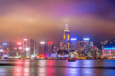 Hong Kong Skyline Victoria Limanı 'ndaki yansımalarla geceleyin aydınlandı.