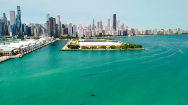 Güneşli bir günde Donanma İskelesi ve Chicago şehir manzarasının panoramik drone görüntüsü.. 