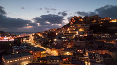 Sardunya 'da parıldayan ışıklar ve sahil cazibesiyle Castelsardo' nun göz kamaştırıcı gece görüntüsü..