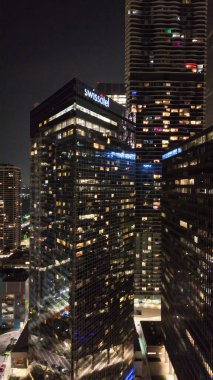 Şikago gökdelenlerinin hava görüntüsü gece drone 'dan nehir boyunca.