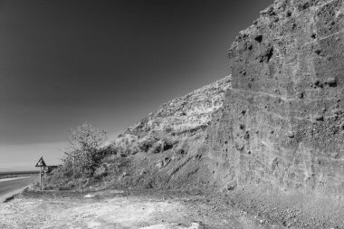 Çarpıcı Santorini kıyıları. Resimli bir sahil ve turkuaz deniz manzaralı..