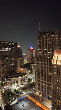 Chicago gökdelenleri nehri yansıtan nefes kesici gece havası..