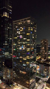 Chicago gökdelenleri nehri yansıtan nefes kesici gece havası..