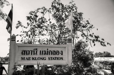 Tayland 'daki Maeklong Tren İstasyonu tabelası, ünlü demiryolu pazarı..
