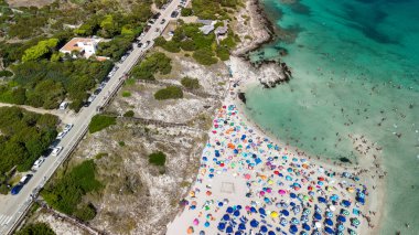 Sardinya 'nın Torre della Pelosa' sının hava perspektifi ve La Pelosa Sahili 'nin kristal berrak suları.