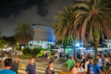 Singapur - 19 Ağustos 2023: Geceleri Sentosa caddeleri boyunca kalabalık.