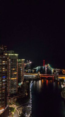Chicago gökdelenleri nehri yansıtan nefes kesici gece havası..