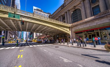 New York Şehri - Haziran 2013: Güneşli bir günde şehir sokakları.