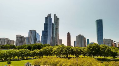 Chicago 'nun panoramik insansız hava aracı görüntüleri Michigan Gölü kıyısı boyunca.