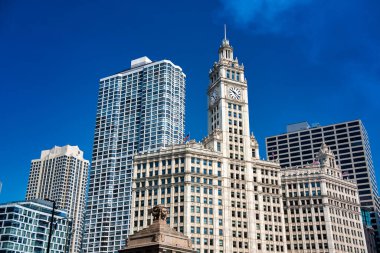 Chicago şehir merkezinin modern gökdelenleri güzel bir yaz sabahında.