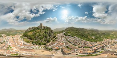 Zahara de la Sierra 'nın ortaçağ kalesi ve turkuaz gölüyle panoramik görüntüsü. Panorama 360 derece