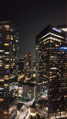 Chicago gökdelenleri nehri yansıtan nefes kesici gece havası..